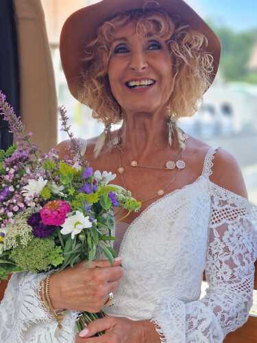 Der 40. Hochzeitstag von Christine in ihrem Boho Hochzeitskleid war pure Freude