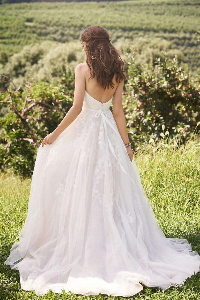 A-Linie Lillian West romantische Boho Brautmode  8004A: Hochzeitskleid 