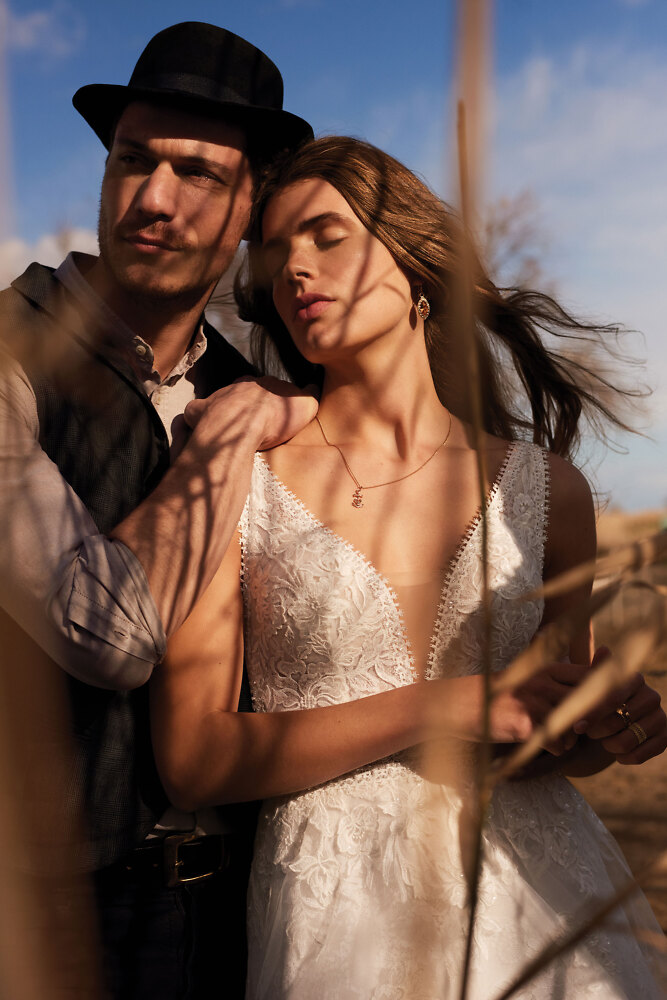 Boho & Vintage Lillian West Bridal dresses -  romantische Boho Hochzeitskleider 8016: Bohemian A-Linien-Kleid mit tiefem V-Ausschnitt und offenem Rücken