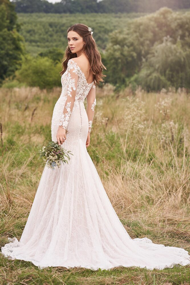 Outlet, Sale Lillian West Bridal dresses -  romantische Boho Hochzeitskleider 8017: Langärmeliges Hochzeitskleid mit Allover Chantilly- und Perlenspitze