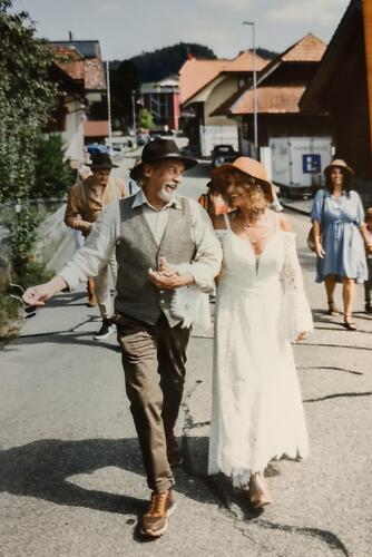 Der 40. Hochzeitstag von Christine in ihrem Boho Hochzeitskleid war pure Freude