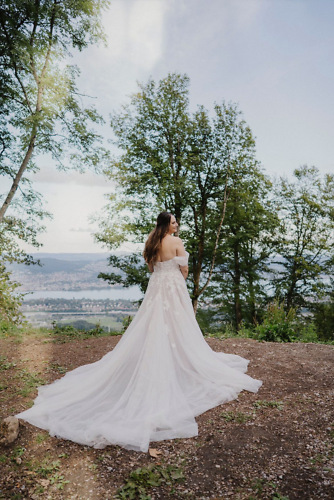 Deborah im Brautkleid von LiebesKleid Brautmode Bülach, so Boho