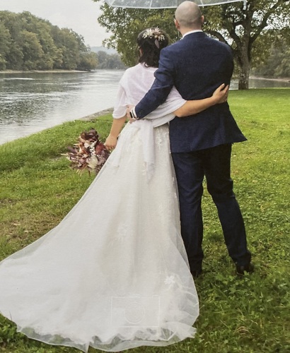 Caterina, glücklich in ihrem Hochzeitskleid