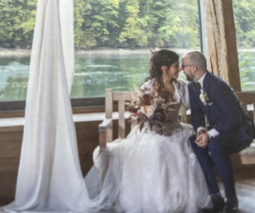 Caterina, glücklich in ihrem Hochzeitskleid