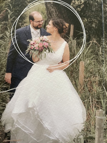 Eliane glücklich in ihrem Traum Hochzeitskleid von Justin Alexander