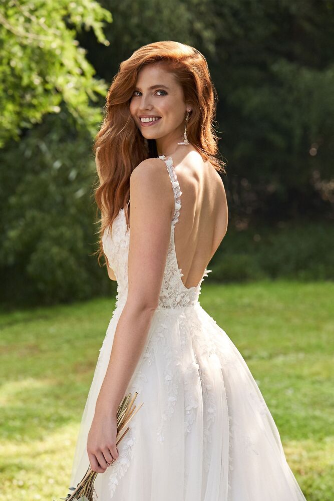 A-Linie Lillian West Bridal dresses -  romantische Boho Hochzeitskleider 8029B Brautkleid mit wunderschöner Spitze und Perlen