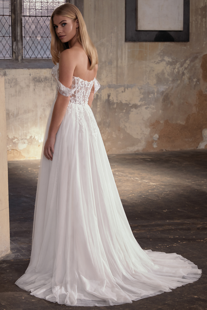 A-Linie Justin Alexander Bridal - Brautmode für die moderne, elegante Braut 05002A:  Brautkleid mit 3-D Applikationen