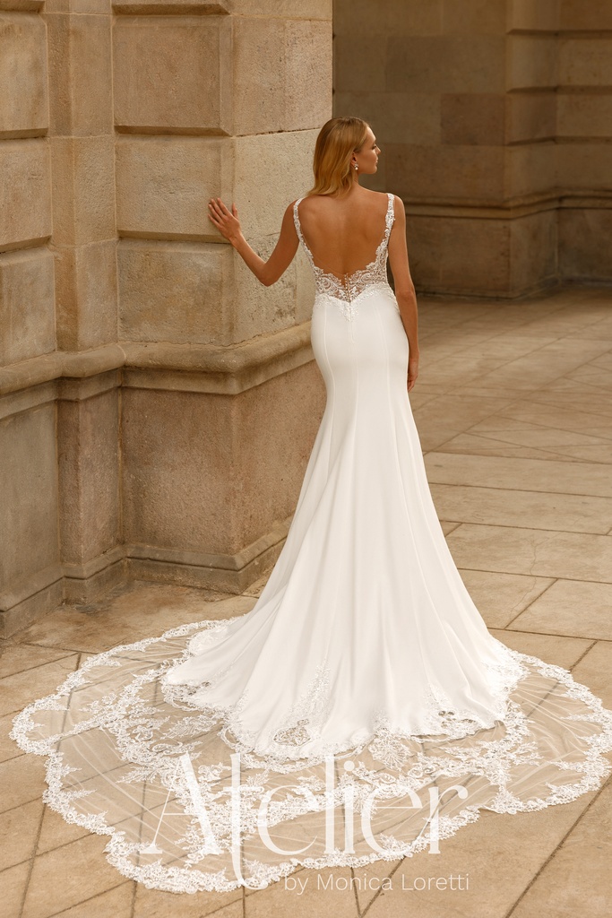 Figurbetont Monica Loretti Brautmode - Hochzeitskleid in italienischem Design 07033B Brautkleid mit Spitzenschleppe
