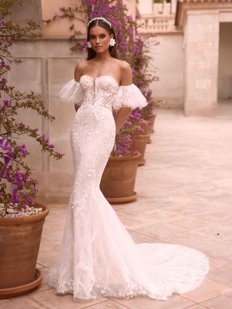 Figurbetont Bianco Evento Brautmode, Braut Schuhe und Braut Accessoires 1000 Brautkleid in A-Linie