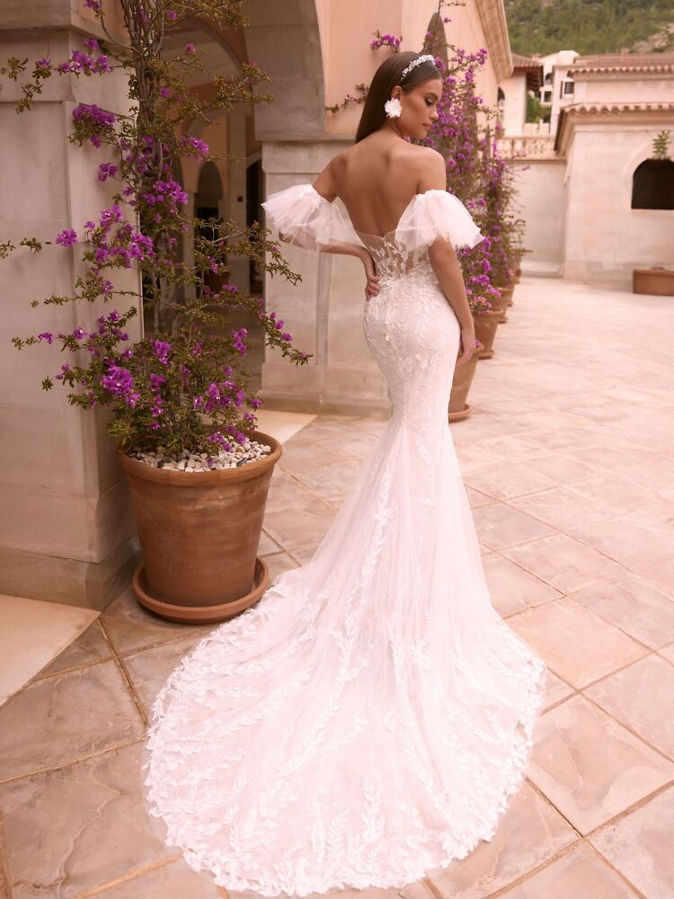 Figurbetont Bianco Evento Brautmode, Braut Schuhe und Braut Accessoires 1000A Brautkleid in A-Linie