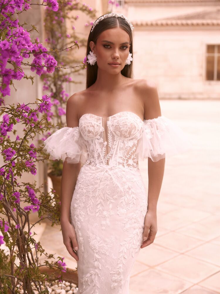 Figurbetont Bianco Evento Brautmode, Braut Schuhe und Braut Accessoires 1000B Brautkleid in A-Linie
