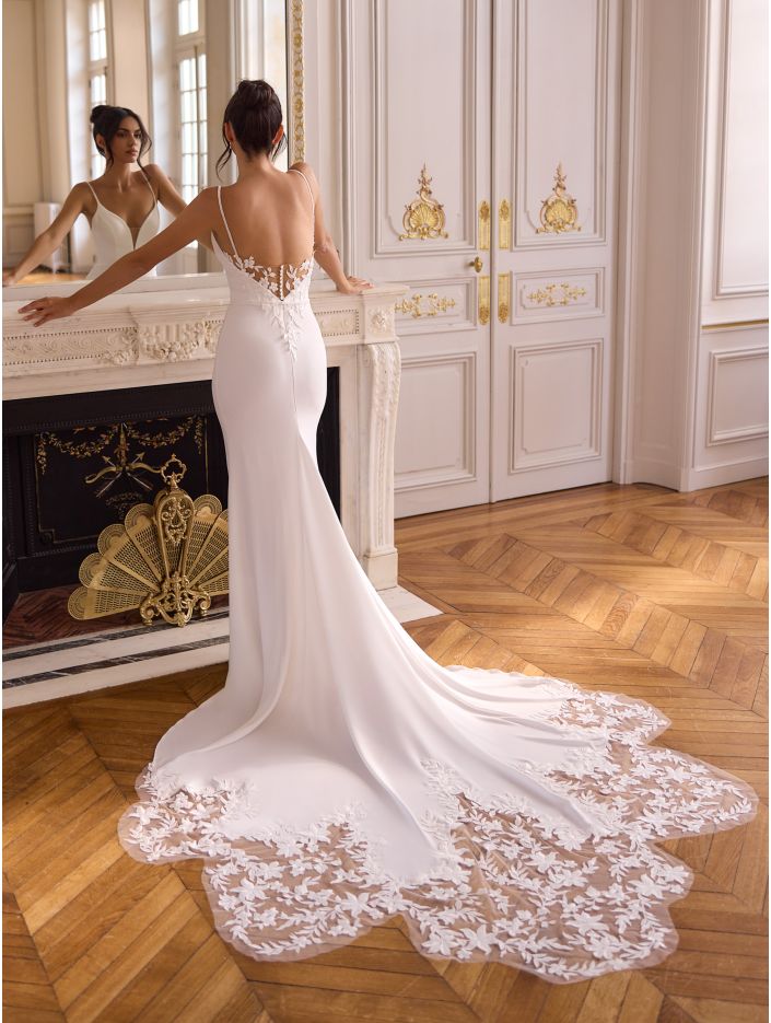 Figurbetont Bianco Evento Brautmode, Braut Schuhe und Braut Accessoires 01091 Brautkleid mit wunderschöner Schleppe