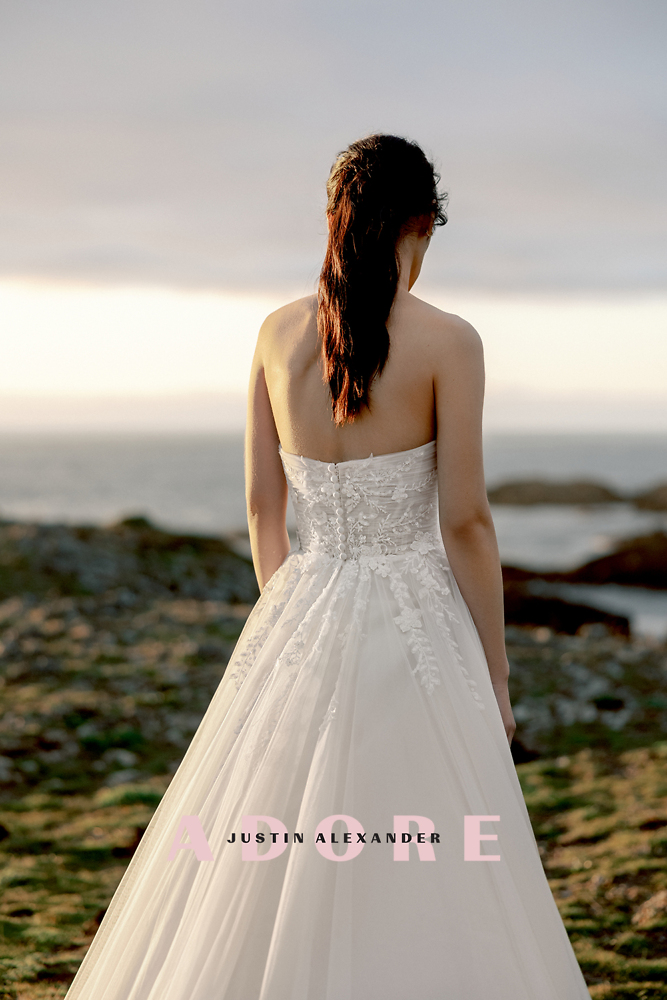 A-Linie Justin Alexander Bridal - Brautmode für die moderne, elegante Braut 05025B:  Trägerloses Brautkleid Adore Justin Alexander 