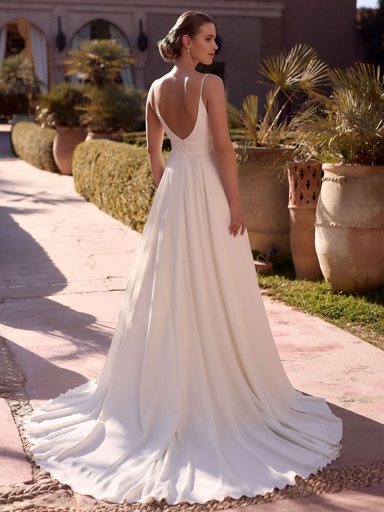 A-Linie Bianco Evento Brautmode, Braut Schuhe und Braut Accessoires 01095A Brautkleid schlicht mit Cutouts