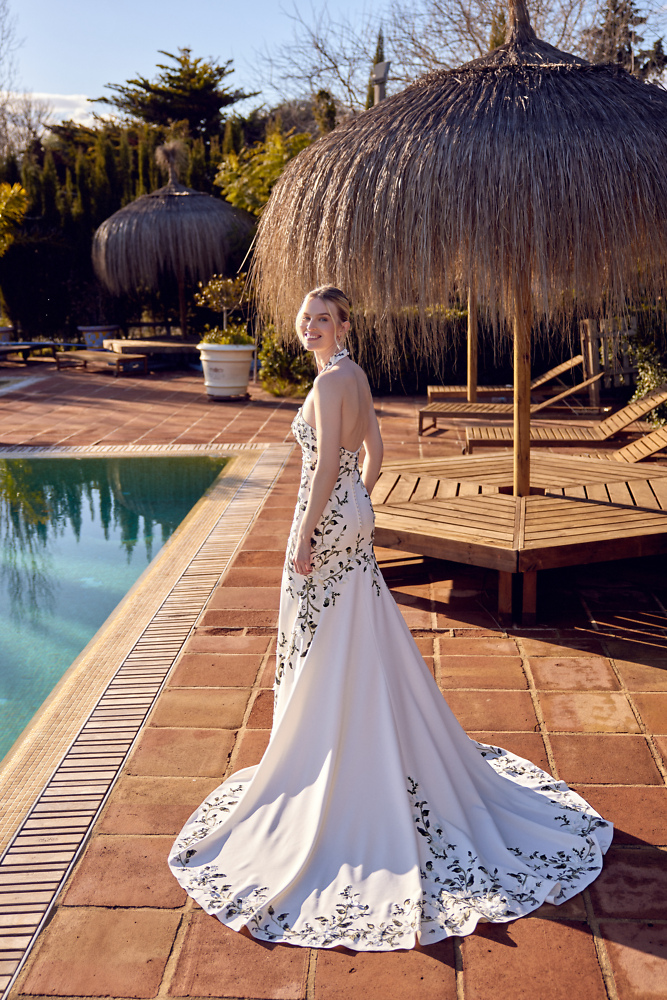 Figurbetont Lillian West Bridal dresses -  romantische Boho Hochzeitskleider 095A Neckholder Brautkleid Lillian West 