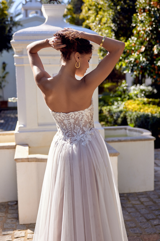 Boho & Vintage Lillian West Bridal dresses -  romantische Boho Hochzeitskleider 096A Trägerloses Brautkleid Lillian West 