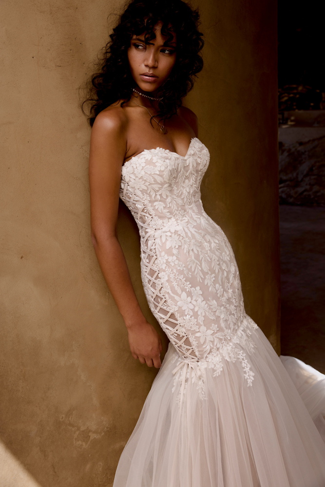Figurbetont Lillian West Bridal dresses -  romantische Boho Hochzeitskleider 097 Trägerloses figurbetontes  Brautkleid Lillian West 