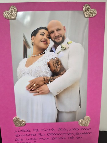 Wunderschön und glücklich im perfekten Brautkleid