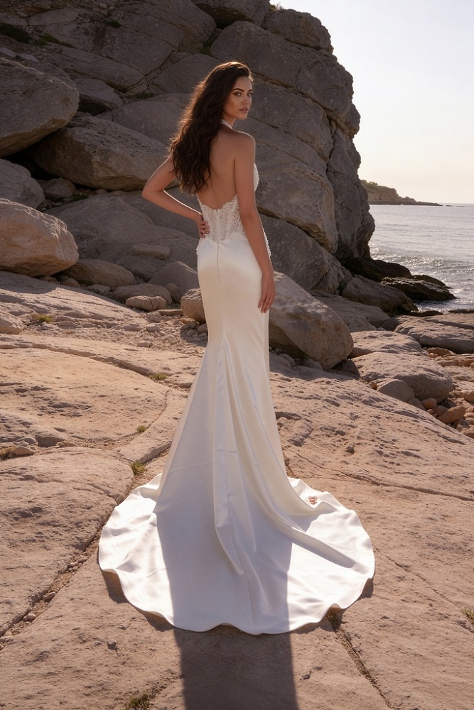 Figurbetont Monica Loretti Brautmode - Hochzeitskleid in italienischem Design 07069A Brautkleid mit Neckholder