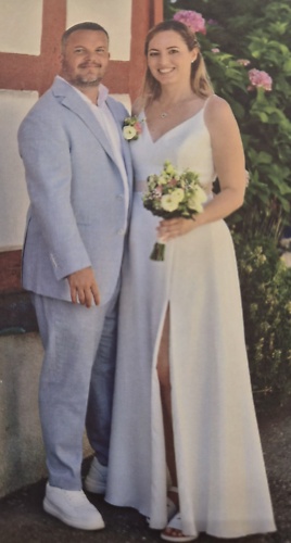 Zwei LiebesKleid Brautkleider und eine glückliche Braut 2/2